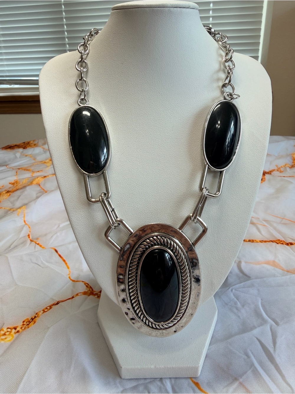 Large statement necklace NWT